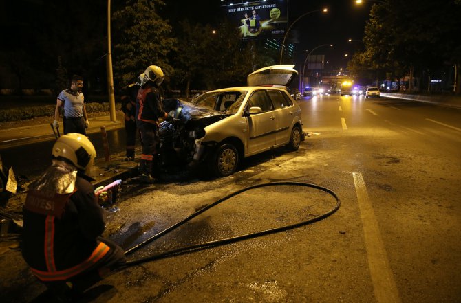 Yön levhası direğine çarpan otomobil alev aldı