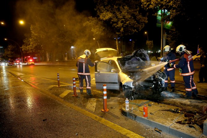 Yön levhası direğine çarpan otomobil alev aldı