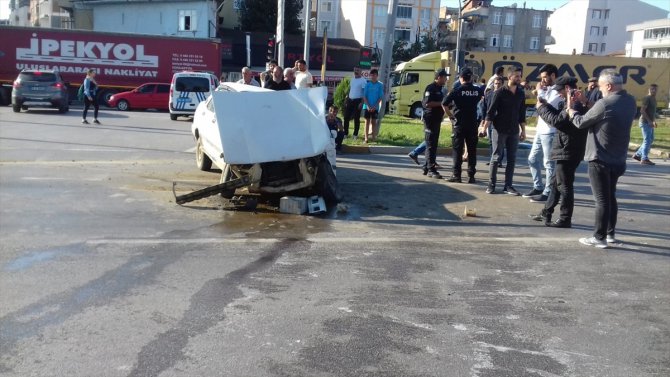 Samsun'da 2 araç çarpıştı, yaya ağır yaralandı