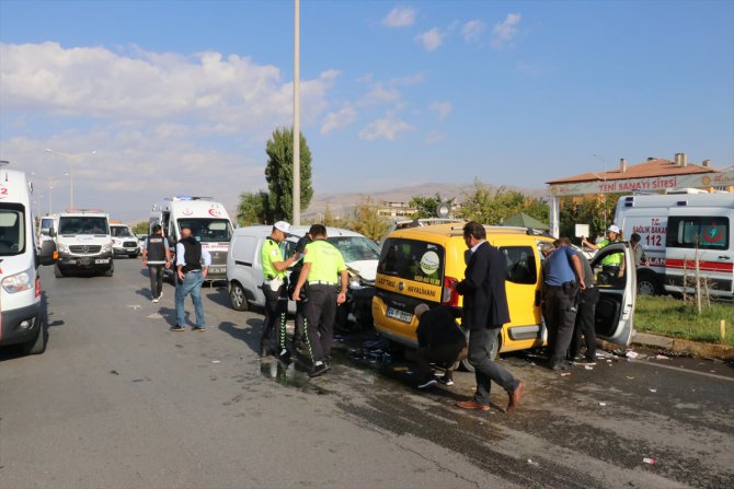 Erzincan'da polis aracıyla taksi çarpıştı: 3 yaralı