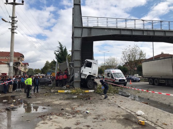 Sakarya'da tır otobüs durağına çarptı: 2 ölü, 3 yaralı