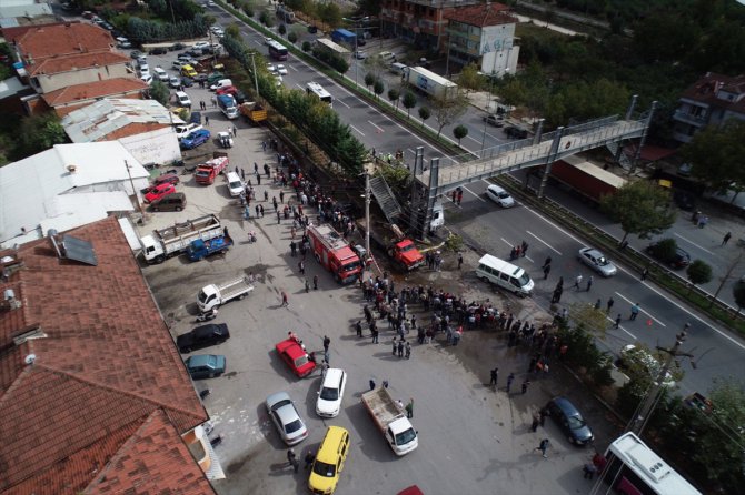 Sakarya'da tır otobüs durağına çarptı: 2 ölü, 3 yaralı