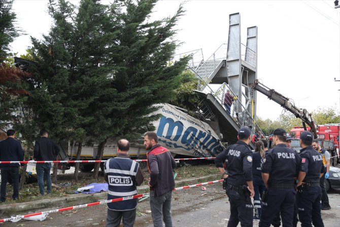 GÜNCELLEME - Sakarya'da tır otobüs durağına çarptı: 2 ölü, 3 yaralı