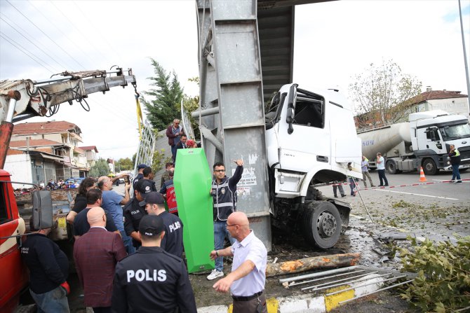 GÜNCELLEME - Sakarya'da tır otobüs durağına çarptı: 2 ölü, 3 yaralı