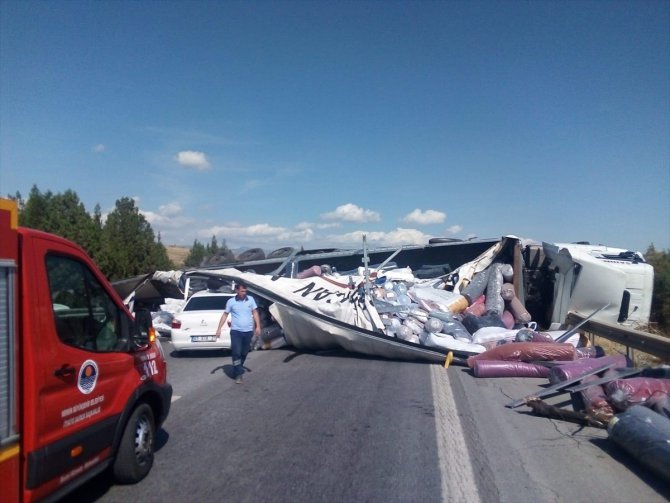 Karşı şeride geçen tır iki araçla çarpıştı: 4 yaralı