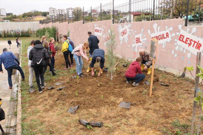 Samsun'da yabancı öğrenciler fidan dikip robotik kodlama öğrendi