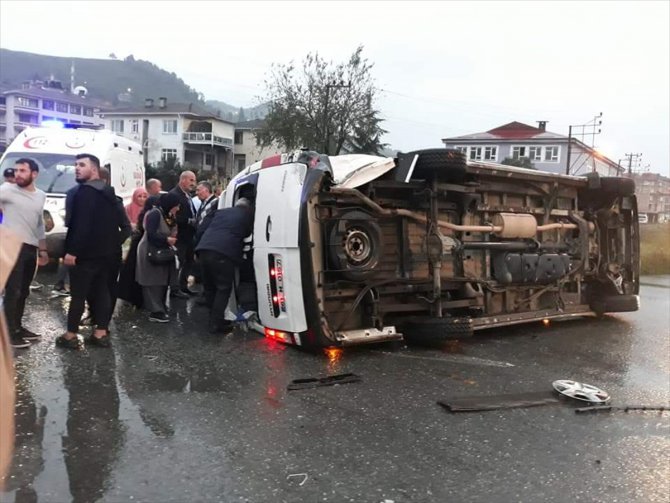 Trabzon'da yolcu minibüsü ile otomobil çarpıştı: 20 yaralı