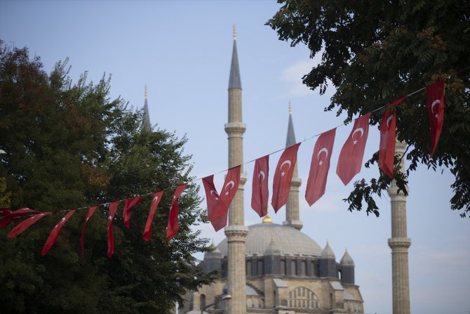 Barış Pınarı'na destek amacıyla Edirne Türk bayraklarıyla donatıldı