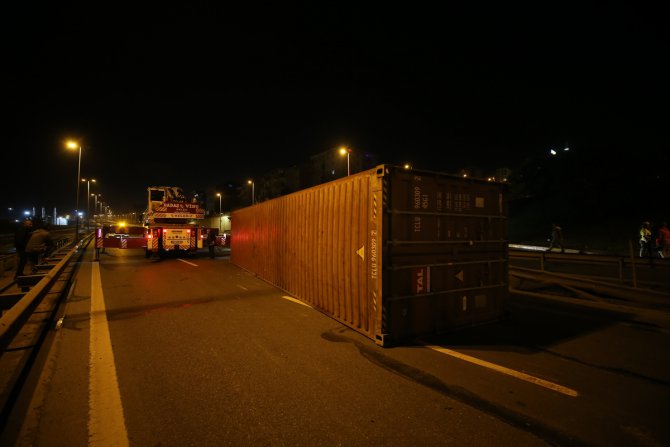 İstanbul'da devrilen tırın sürücüsü yaralandı