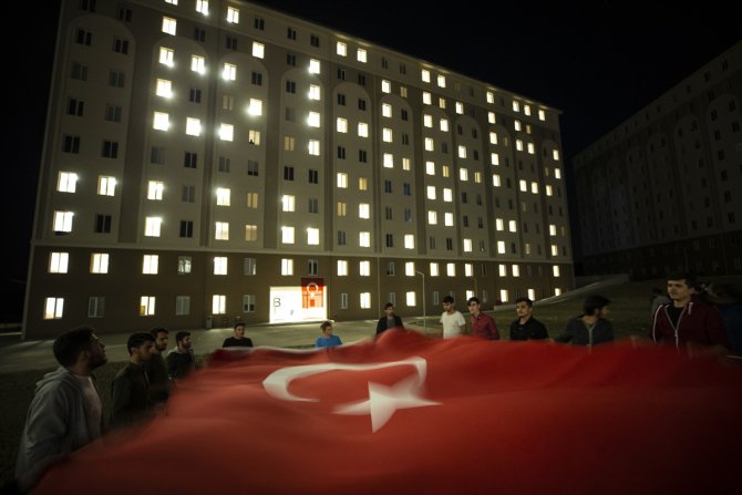 Yurtta kalan öğrencilerden Mehmetçik'e ışıklı destek