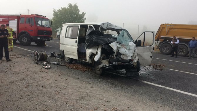 GÜNCELLEME - Bursa'da minibüs ile tır çarpıştı: 2 ölü, 1 yaralı