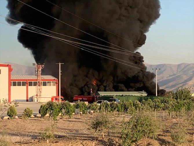 Elazığ'da plastik fabrikasında yangın