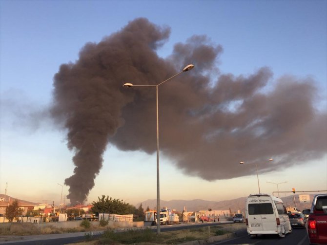 Elazığ'da plastik fabrikasında yangın