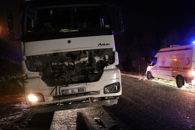 Bolu'da kamyonla otomobil çarpıştı: 3 ölü