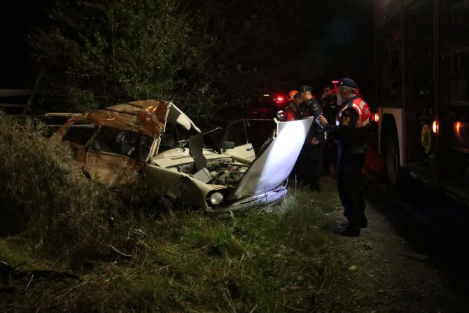 Bolu'da kamyonla otomobil çarpıştı: 3 ölü