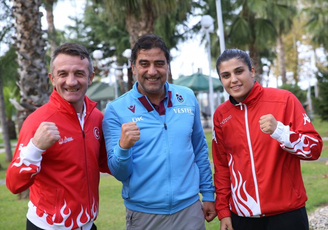 Milli boksör Busenaz Sürmeneli, Ünal Karaman'ı ziyaret etti