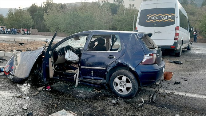 Okul servisi ile otomobil çarpıştı: 1 bebek öldü, 16 kişi yaralandı