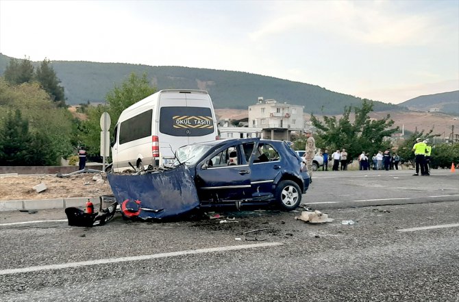 Okul servisi ile otomobil çarpıştı: 1 bebek öldü, 16 kişi yaralandı