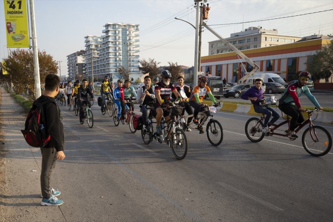 Pedal çeviren müzisyenlerin melodileri eşliğinde bisiklet turu