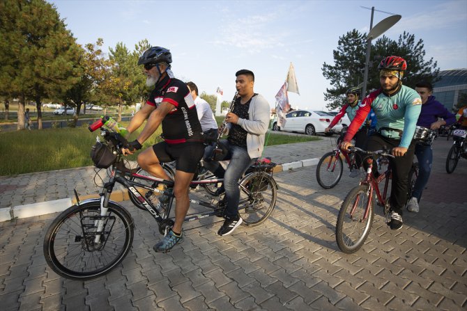 Pedal çeviren müzisyenlerin melodileri eşliğinde bisiklet turu