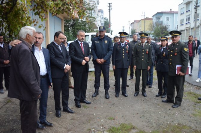 Tedavi gördüğü hastanede şehit olan askerin babaevine Türk bayrağı asıldı