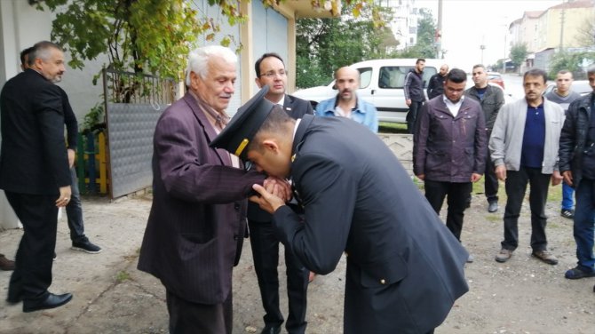 Tedavi gördüğü hastanede şehit olan askerin babaevine Türk bayrağı asıldı