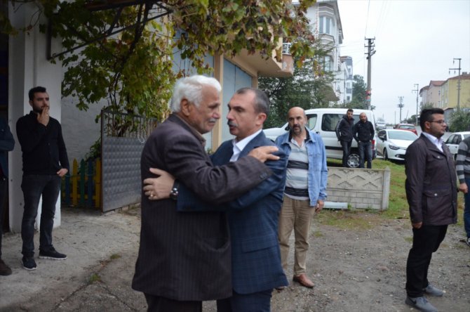 Tedavi gördüğü hastanede şehit olan askerin babaevine Türk bayrağı asıldı