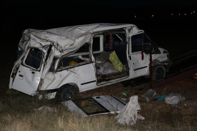 Tarım işçilerini taşıyan minibüs devrildi: 14 yaralı