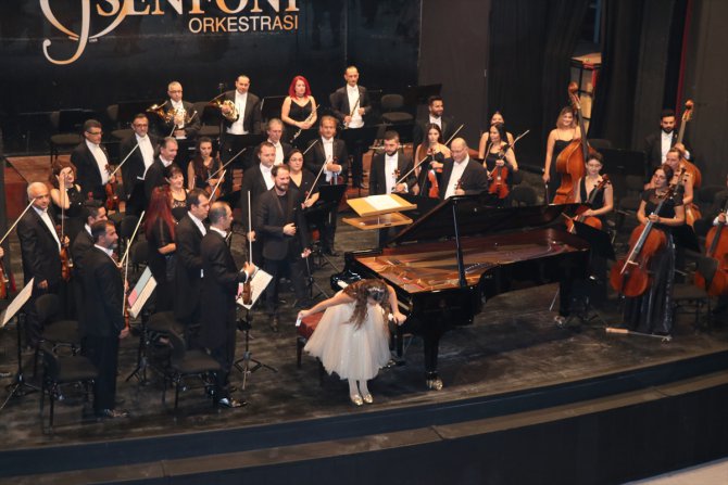 Ödüllü küçük piyanist Adana'da konser verdi