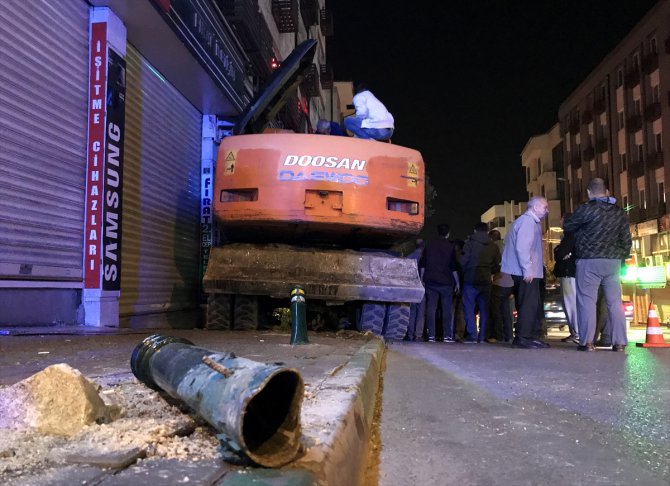 Bursa'da freni boşalan iş makinesi iki otomobile çarptı