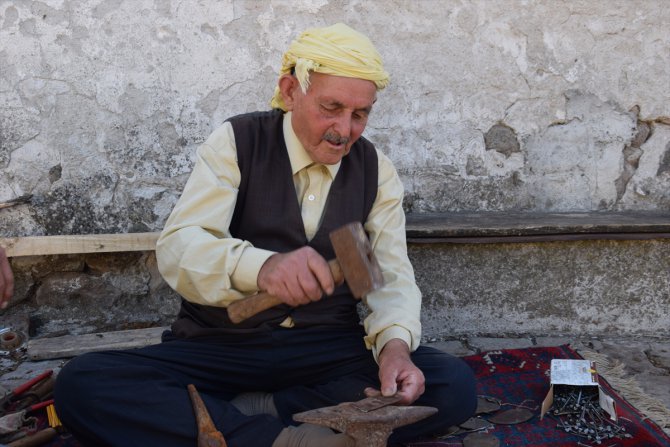 Nalbanta kızıp eline aldığı çekici 60 yıldır bırakmadı