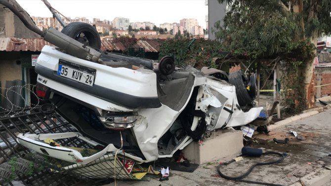 İzmir'de takla atan otomobildeki 2 kişi öldü, 1 kişi yaralandı