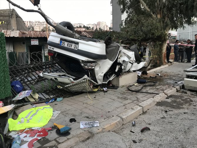 İzmir'de takla atan otomobildeki 2 kişi öldü, 1 kişi yaralandı