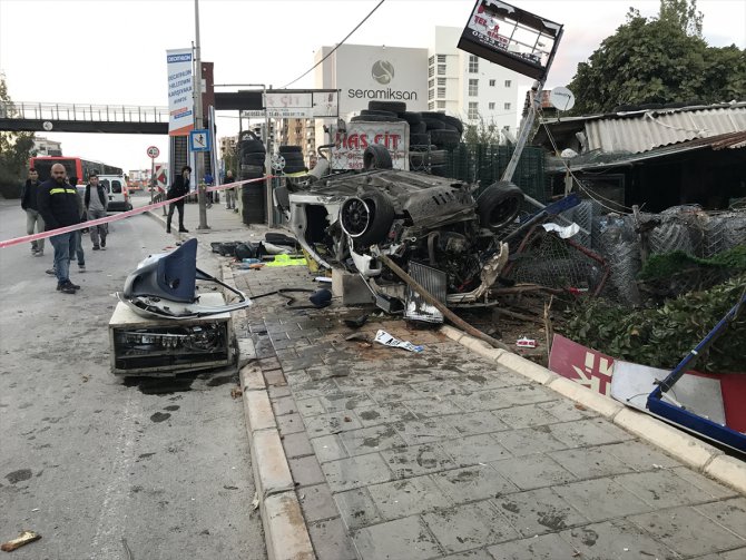 İzmir'de takla atan otomobildeki 2 kişi öldü, 1 kişi yaralandı