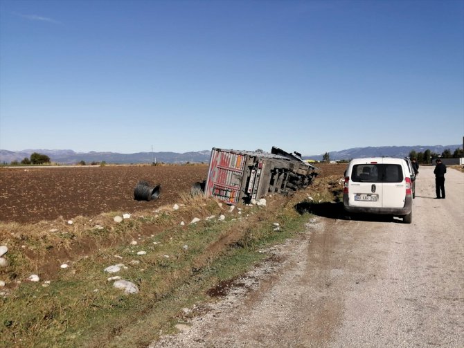 Osmaniye'de devrilen kamyondaki elektrik kabloları tarlaya saçıldı