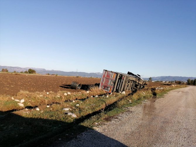 Osmaniye'de devrilen kamyondaki elektrik kabloları tarlaya saçıldı