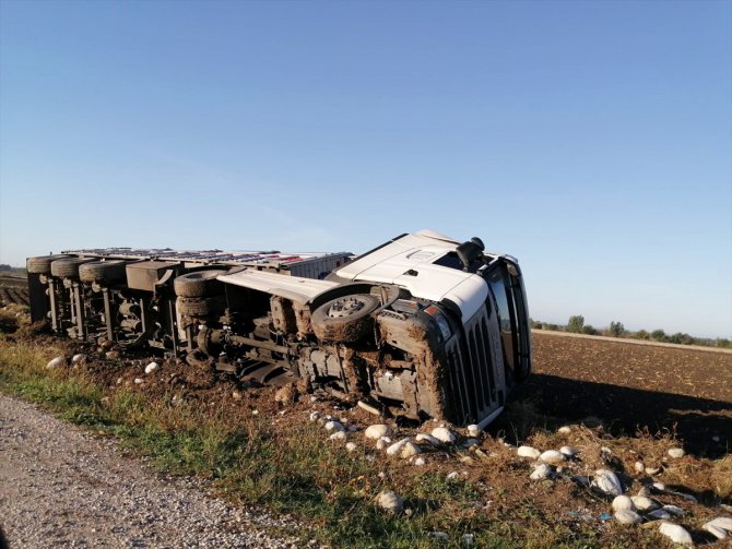 Osmaniye'de devrilen kamyondaki elektrik kabloları tarlaya saçıldı