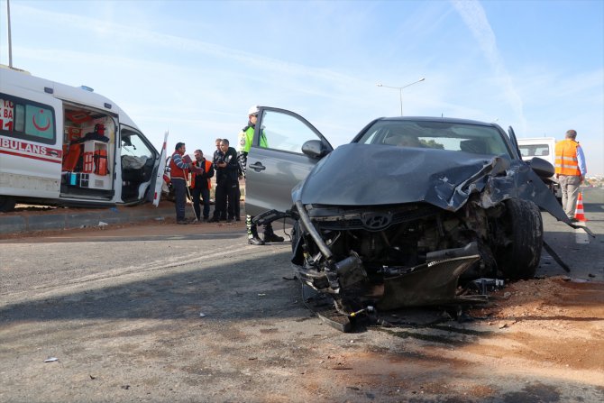 Elazığ'da ambulans ile otomobil çarpıştı: 7 yaralı