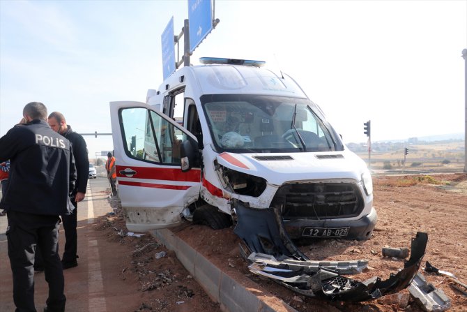 Elazığ'da ambulans ile otomobil çarpıştı: 7 yaralı