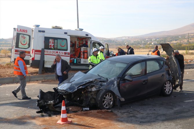 Elazığ'da ambulans ile otomobil çarpıştı: 7 yaralı