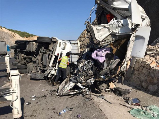 Gaziantep'te lastik yüklü tır duvara çarptı: 1 ölü