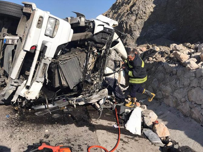 Gaziantep'te lastik yüklü tır duvara çarptı: 1 ölü