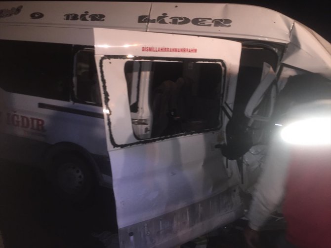 Ağrı'da minibüs ile traktör çarpıştı: 1 ölü, 18 yaralı