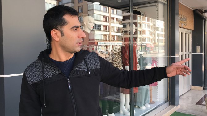 Yağmur nedeniyle yoldan çıkan minibüs giyim dükkanına girdi