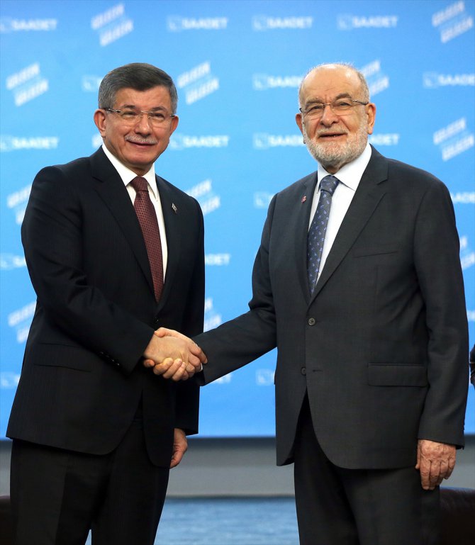 Davutoğlu'ndan Karamollaoğlu'na tebrik ziyareti