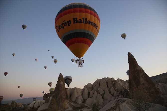 Kapadokya'da balonlar Atatürk afişleri ve bayraklarla uçtu