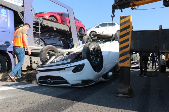 Kaza yapan tırdaki sıfır otomobiller hasar gördü