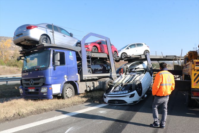 Kaza yapan tırdaki sıfır otomobiller hasar gördü