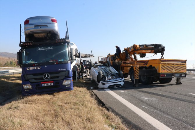 Kaza yapan tırdaki sıfır otomobiller hasar gördü