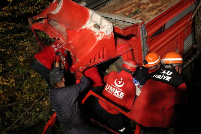 Bolu'da tomruk yüklü kamyon dere yatağına devrildi: 2 yaralı